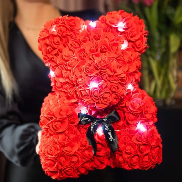 MIŚ Z RÓŻ 30 CM ROSE BEAR Z PŁATKÓW RÓŻ KOKARDA PUDEŁKO NA PREZENT+20LED